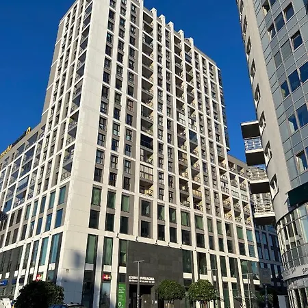 Wiatraczna 136 アパート